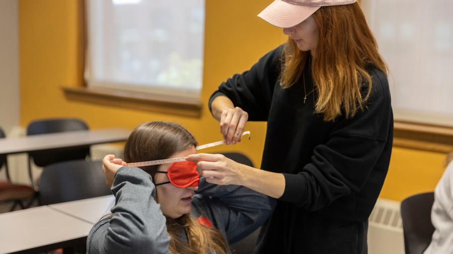 Psychology students measure the circumference of each other's heads
