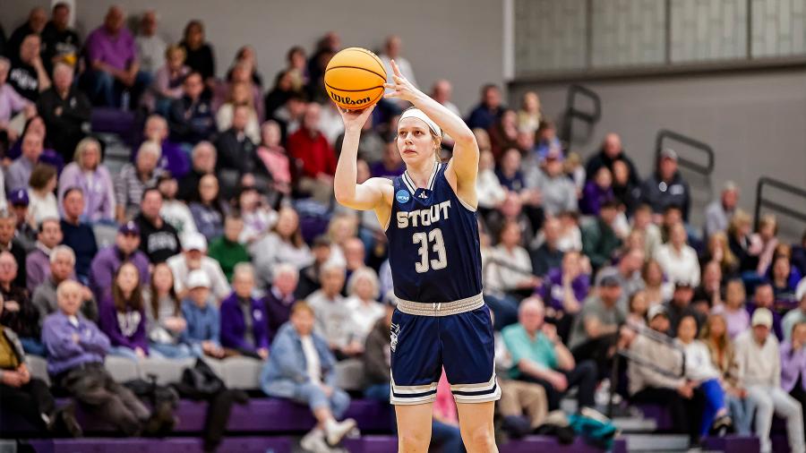 Women's basketball, Lexi Wagner. Photo by Jeremy Cwan