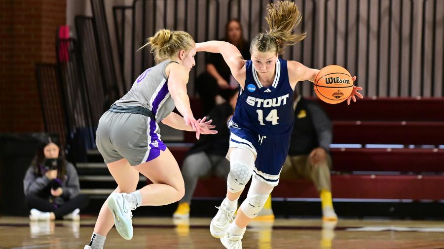 Women's basketball, Raegan Sorensen. PhWomen's basketball, Raegan Sorensen. Photo by D3 photographyoto by Jeremy Cwan