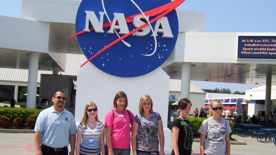 Chris DeLeon with Hudson High students at NASA. 