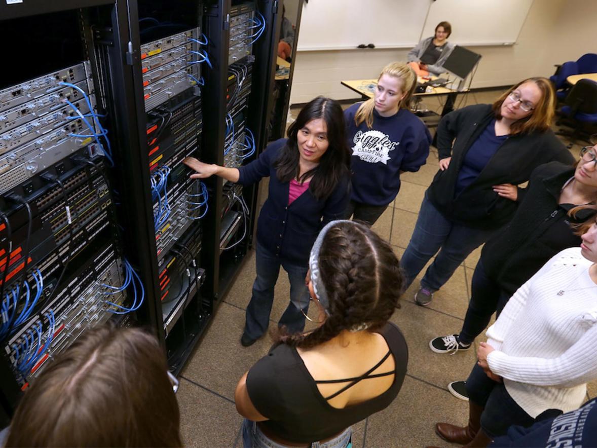 Holly Yuan and students in the computer networking lab