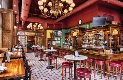 Bar and table area of D4 Irish Pub & Cafe in Chicago